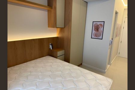Quarto simples com cama, móveis e iluminação adequados. de kitnet/studio à venda com 1 quarto, 25m² em Vila Clementino, São Paulo