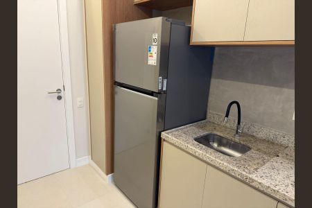 Studio à venda com 25m², 1 quarto e sem vagaCéu de cozinha com geladeira e fogão, com iluminação boa e acabamento de madeira e granito.