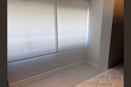 Quarto com cama de solteiro, paredes brancas e piso de porcelanato. de kitnet/studio à venda com 1 quarto, 25m² em Vila Clementino, São Paulo