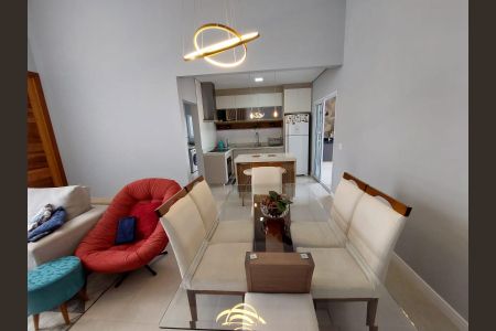 Sala com sofá, mesa e cadeiras, iluminação moderna e cozinha no fundo. de casa à venda com 3 quartos, 155m² em Medeiros, Jundiaí