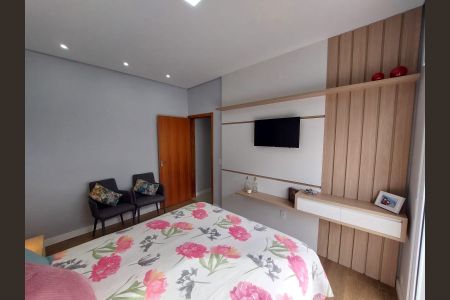Quarto com cama de casal, duas cadeiras, TV e prateleiras de madeira, com um design moderno e minimalista. de casa à venda com 3 quartos, 155m² em Medeiros, Jundiaí