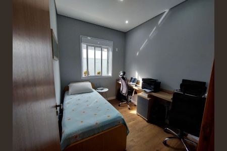 Quarto simples com cama de solteiro e móveis simples, iluminado por uma janela grande. de casa à venda com 3 quartos, 155m² em Medeiros, Jundiaí