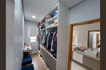 Casa com banheiro moderno e organizado, com armários e móveis brancos e iluminação adequada. de casa à venda com 3 quartos, 155m² em Medeiros, Jundiaí