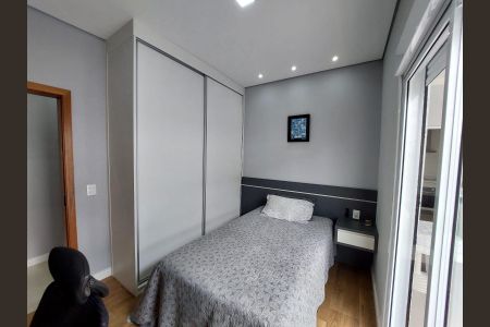 Quarto simples com cama de solteiro, armário e porta para banheiro. de casa à venda com 3 quartos, 155m² em Medeiros, Jundiaí