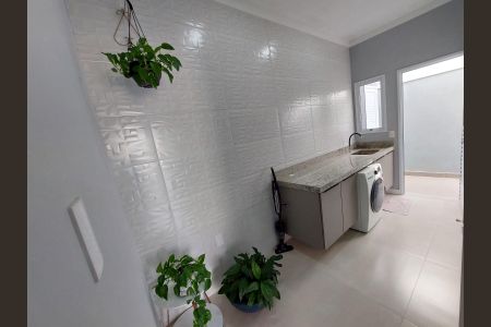 Casa à venda com 155m², 3 quartos e 2 vagasPiscina com lavanderia e área de serviço, com piso de porcelanato e bancada de granito.