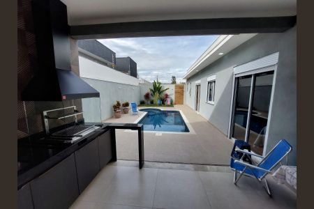 Casa à venda com 155m², 3 quartos e 2 vagasPiscina com churrasqueira e varanda em um ambiente moderno e bem decorado.