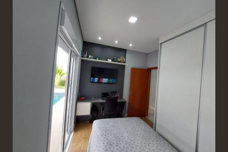 Quarto com cama, TV e mesa de trabalho, com vista para a piscina. de casa à venda com 3 quartos, 155m² em Medeiros, Jundiaí