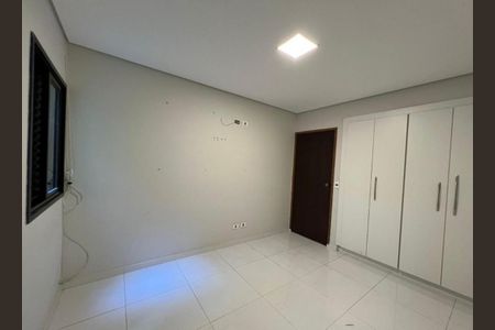 Quarto com móveis brancos e iluminação adequada, mas sem decoração ou mobiliário. de apartamento à venda com 3 quartos, 112m² em Vila Eldizia, Santo André