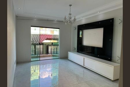 Sala com TV e móveis brancos, piso de porcelanato e janela grande, iluminada com luz natural e artificial, bem decorada. de apartamento à venda com 3 quartos, 112m² em Vila Eldizia, Santo André