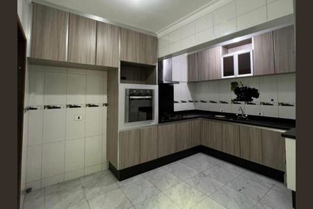 Cozinha com móveis de madeira, piso de porcelanato e bancada de granito. de apartamento à venda com 3 quartos, 112m² em Vila Eldizia, Santo André