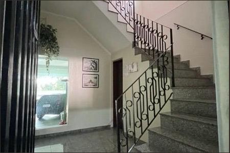 Escada com balaustrada em ferro forjado e piso de granito. de apartamento à venda com 3 quartos, 112m² em Vila Eldizia, Santo André