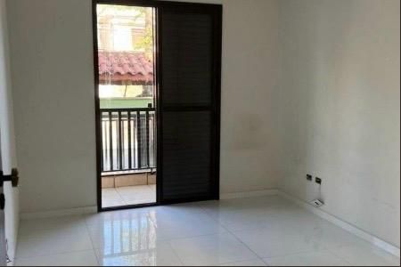 Parede branca com porta de vidro e varanda com telhado vermelho. de apartamento à venda com 3 quartos, 112m² em Vila Eldizia, Santo André