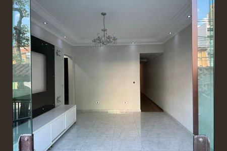 Sala com TV e chandelier, com piso de porcelanato e parede branca, com iluminação boa e nenhuma decoração. de apartamento à venda com 3 quartos, 112m² em Vila Eldizia, Santo André