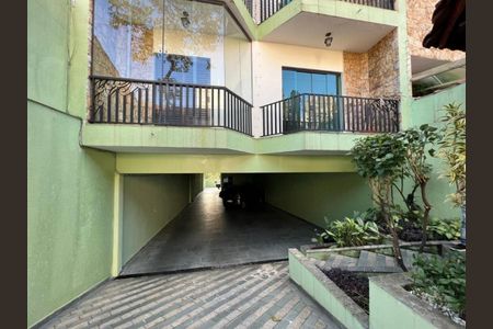 Apartamento à venda com 112m², 3 quartos e 2 vagasPátio com acesso à garagem e varanda com vista para a rua.