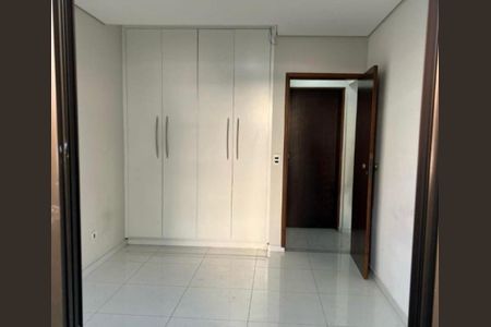 Cuarto com armários de madeira e piso de porcelanato, iluminado por luz natural. de apartamento à venda com 3 quartos, 112m² em Vila Eldizia, Santo André