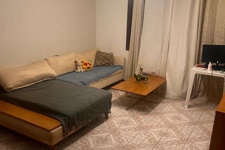 Cama simples com cama de solteiro, sofá e mesa de centro, com decoração simples e poucos objetos. de casa à venda com 3 quartos, 130m² em Bela Vista, Osasco