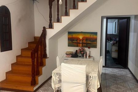 Escada com mesa e cadeiras, com uma pintura de barcos no fundo. de casa à venda com 3 quartos, 130m² em Bela Vista, Osasco