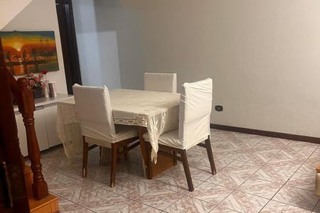 Tabela de madeira com quatro cadeiras brancas e um pano de mesa branco, com um quadro de arte na parede e um armário de cozinha ao fundo. de casa à venda com 3 quartos, 130m² em Bela Vista, Osasco
