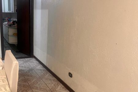 Cena de uma cozinha com móveis brancos e azulejos no chão. de casa à venda com 3 quartos, 130m² em Bela Vista, Osasco