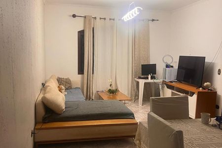 Cama simples com colchão e travesseiro, mesa de cabeceira e TV no canto. de casa à venda com 3 quartos, 130m² em Bela Vista, Osasco