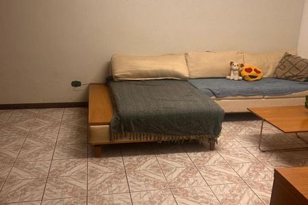 Sala com sofá, mesa e tapete, com iluminação boa e decoração simples. de casa à venda com 3 quartos, 130m² em Bela Vista, Osasco