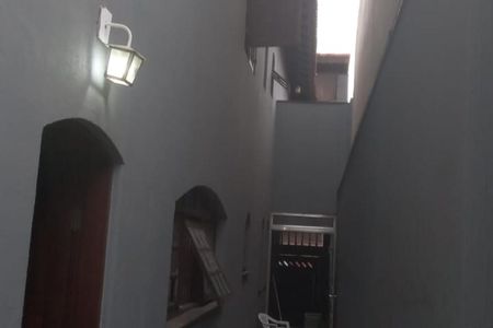 Parede com iluminação e janelas em uma casa antiga. de casa à venda com 3 quartos, 130m² em Bela Vista, Osasco
