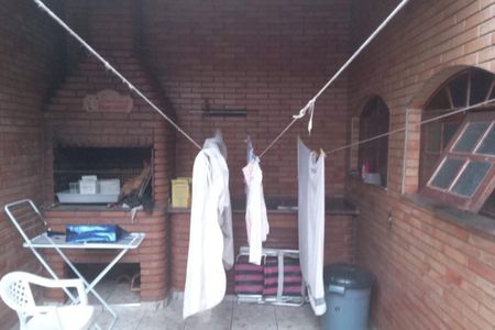 Varanda com lavanderia e churrasqueira, com móveis de madeira e azulejos no chão. de casa à venda com 3 quartos, 130m² em Bela Vista, Osasco