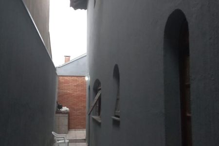 Casa à venda com 130m², 3 quartos e 2 vagasPátio com churrasqueira e mesa de bar, com vista para o céu aberto.