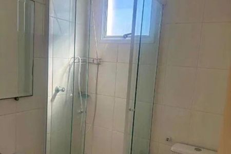 Apartamento à venda com 55m², 2 quartos e 2 vagasBanheiro com chuveiro e pia, com janela e espelho, com teto branco e paredes brancas.