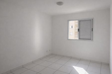 Apartamento à venda com 55m², 2 quartos e 2 vagasSala com iluminação natural e piso de porcelanato, sem móveis ou decoração.