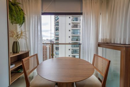 Apartamento à venda com 28m², 1 quarto e sem vagaTabela redonda de madeira em sala com vista para a cidade.