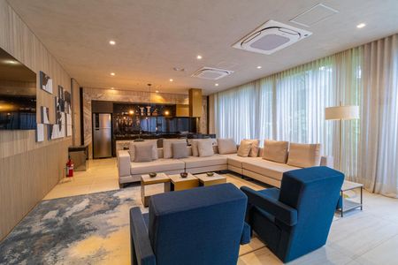 Apartamento à venda com 28m², 1 quarto e sem vagaSala de estar com sofá, mesas e cadeiras, iluminada por lâmpadas e com vista para a cidade.