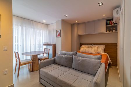 Apartamento à venda com 28m², 1 quarto e sem vagaQuarto com cama de casal, sofá, mesa e cadeiras, com vista para a cidade.
