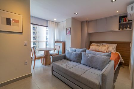 Apartamento à venda com 28m², 1 quarto e sem vagaQuarto com cama de casal, sofá, mesa e cadeiras, com vista para a cidade.