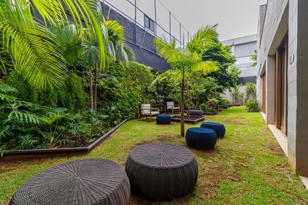 Apartamento à venda com 28m², 1 quarto e sem vagaJardim com mobília de praia e plantas exóticas, com vista para a cidade.