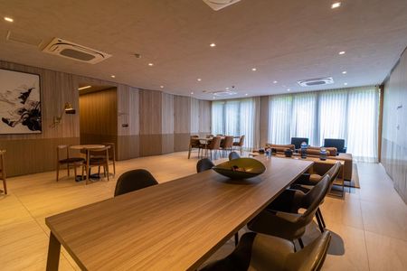 Apartamento à venda com 28m², 1 quarto e sem vagaSala de estar com móveis modernos e iluminação adequada.