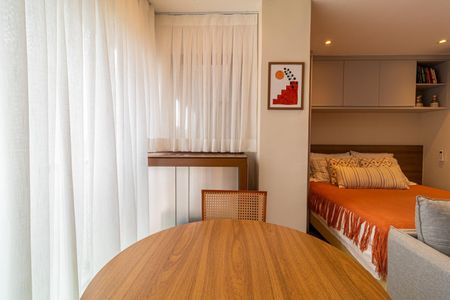 Apartamento à venda com 28m², 1 quarto e sem vagaQuarto com cama simples, mesa e cadeira, com vista para a rua.