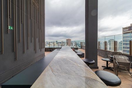 Apartamento à venda com 28m², 1 quarto e sem vagaVaranda com vista para a cidade, com mesa de granito e móveis de madeira, iluminada por luz natural e artificial, com um nível de estagio básico.