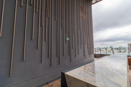 Apartamento à venda com 28m², 1 quarto e sem vagaPared com decoração vertical e vista para a cidade.