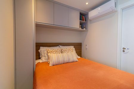 Apartamento à venda com 28m², 1 quarto e sem vagaCama com colchão e travesseiros, com uma cabeceira de madeira e uma porta branca ao fundo.