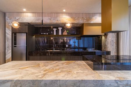 Apartamento à venda com 28m², 1 quarto e sem vagaCozinha moderna com piso de porcelanato, bancada de granito e iluminação adequada.