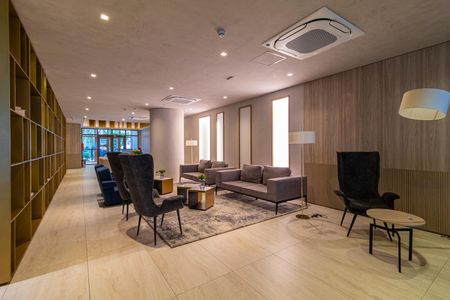 Apartamento à venda com 28m², 1 quarto e sem vagaSala de estar com móveis modernos e iluminação adequada.