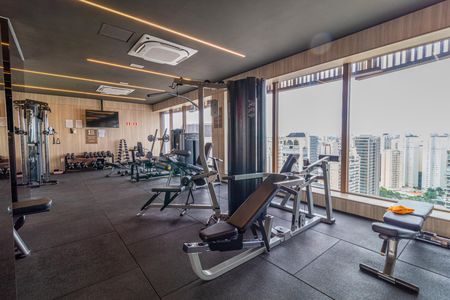 Apartamento à venda com 28m², 1 quarto e sem vagaGinásio com vista para a cidade, equipado com aparelhos de treino e televisão.