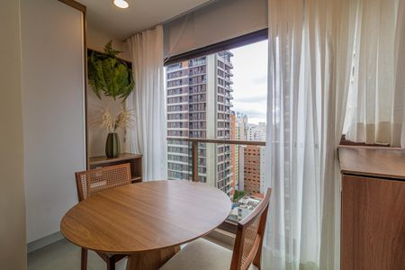 Apartamento à venda com 28m², 1 quarto e sem vagaTabelinha de madeira em uma sala com vista para a cidade.