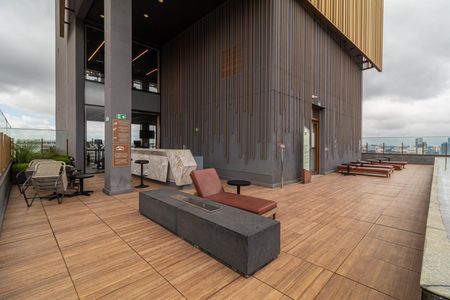 Apartamento à venda com 28m², 1 quarto e sem vagaPatio com vista para a cidade, com mobília de varanda e churrasqueira.