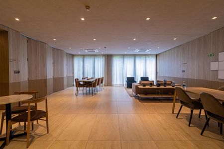 Apartamento à venda com 28m², 1 quarto e sem vagaSala de estar com móveis modernos e iluminação natural.