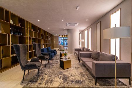 Sala de estar com móveis modernos e iluminação adequada. de apartamento à venda com 1 quarto, 28m² em Vila Nova Conceição, São Paulo