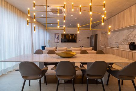 Apartamento à venda com 28m², 1 quarto e sem vagaSala de estar com sofá, mesa de jantar e iluminação moderna, ambiente elegante e acolhedor.