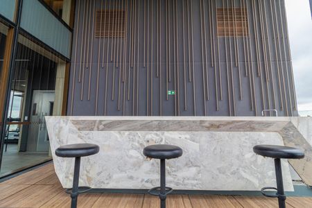 Apartamento à venda com 28m², 1 quarto e sem vagaBarra de pedra natural com três bancos de madeira e três bancos de pedra natural.