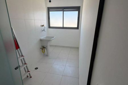 Apartamento à venda com 92m², 3 quartos e 2 vagasBanheiro com piso de porcelanato, vaso sanitário e janela com persianas.